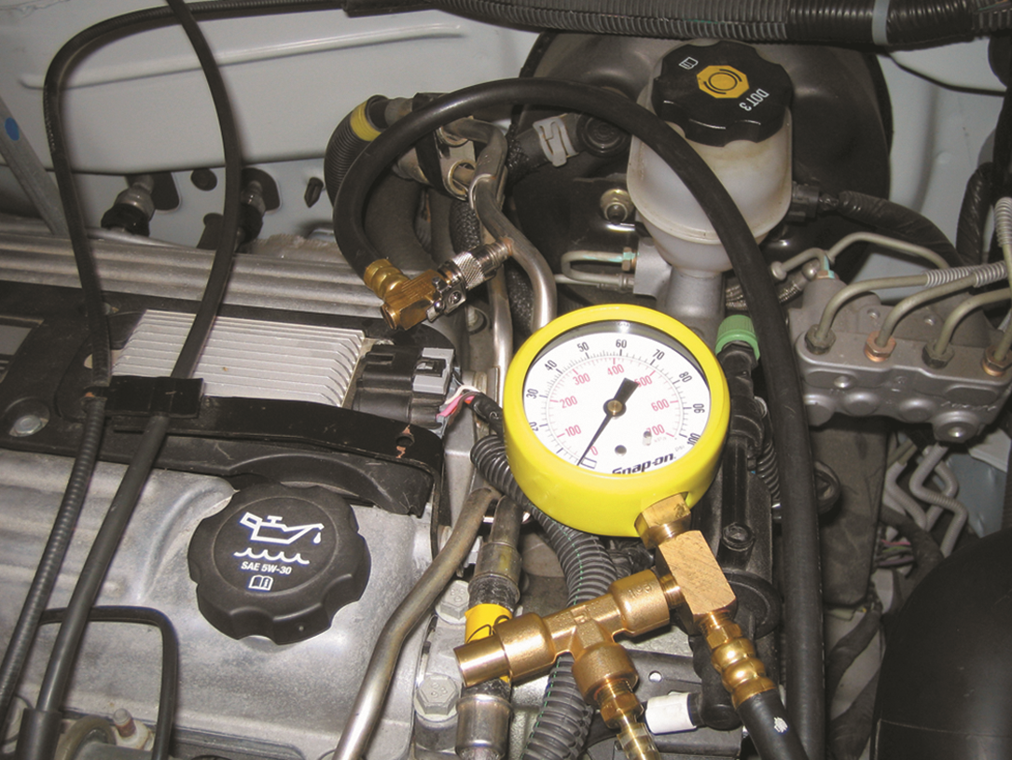 Connect a fuelpressure gauge to the  fuel rail at the Schrader valve.