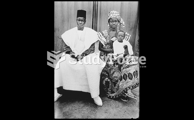 Seydou Keïta UNTITLED (FAMILY PORTRAIT)