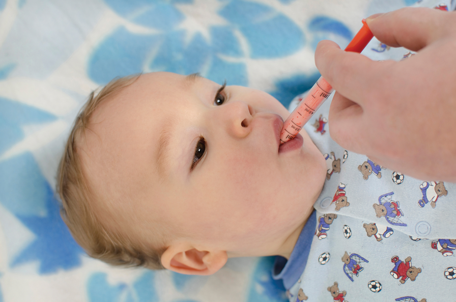 Using the measuring device to give the correct dose to children