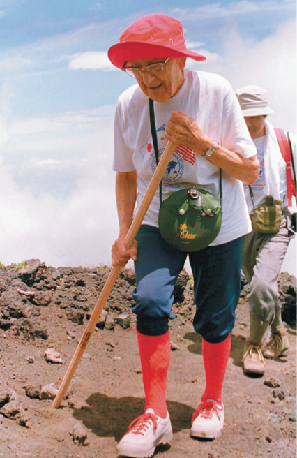 Hulda Crooks, 91 climbing Mt. Fuji mountain 