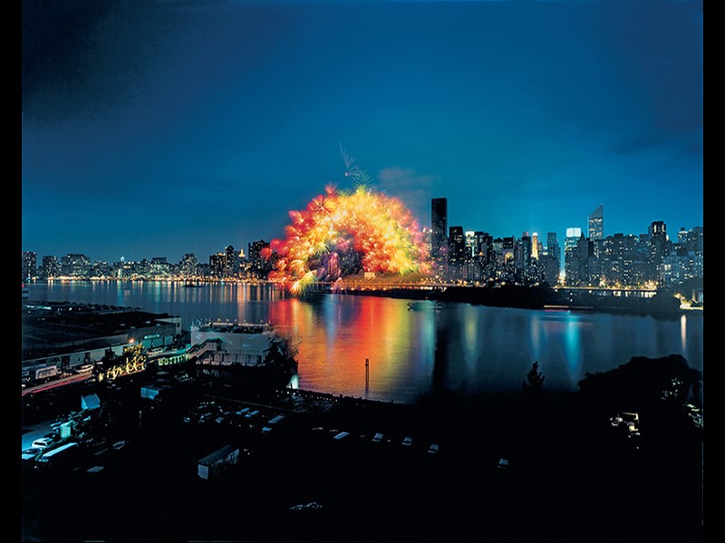 Cai Guo-Qiang, Transient Rainbow, realized over the East River, New York. 