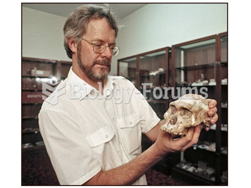 Francis Thackeray holding Sterkfontein 5 (STS 5), a presumed female Australopithecus africanus. 