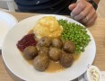 Swedish meat balls with peas